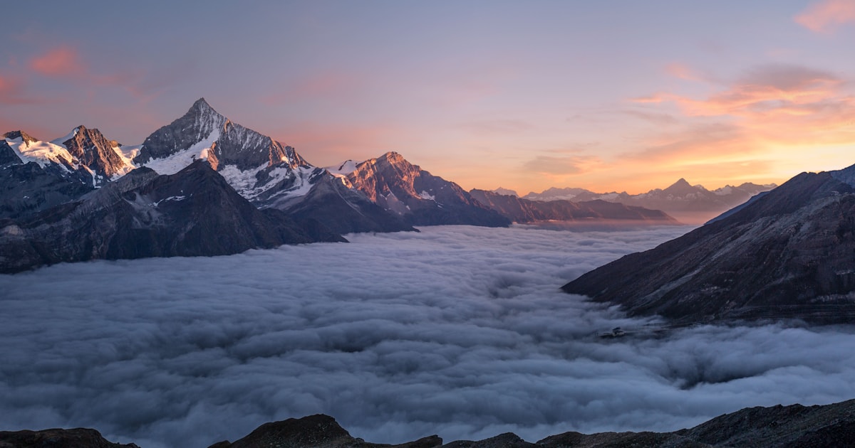 Village français au pied des montagnes — retraite à la campagne